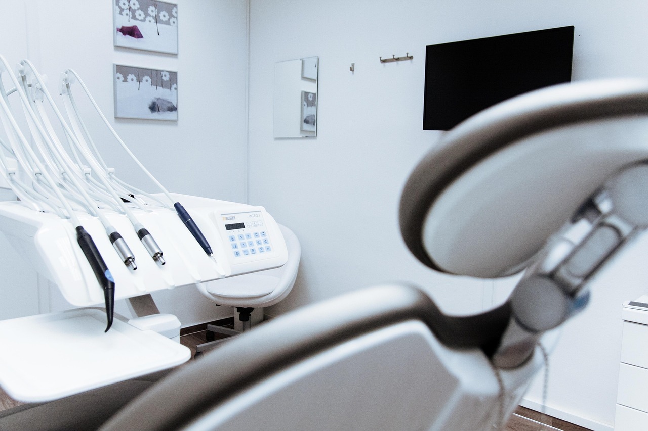 Chirurgia stomatologiczna: Co to jest i kiedy warto się na nią zdecydować? Dentysta